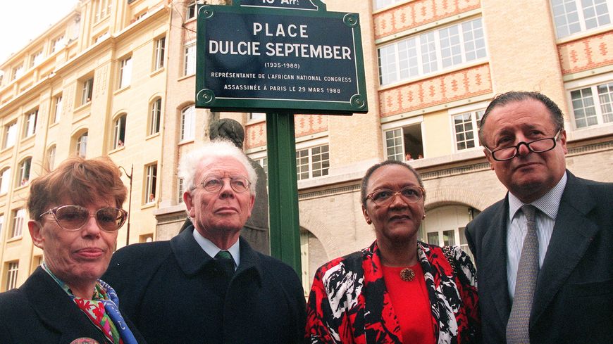 L'ambassadeur d'Afrique du Sud à Paris, Barbara Masekela, Charles Josselin, Tony Dreyfus, et Jacqueline Derens, pour l'inauguration de la plaque de rue le 30 mars 1998