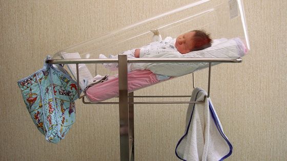 Nouveau-né dormant dans son berceau, le 05 juin 2001 au service maternité de l'hôpital franco-britannique de Levallois-Perret. ©AFP - DIDIER PALLAGES