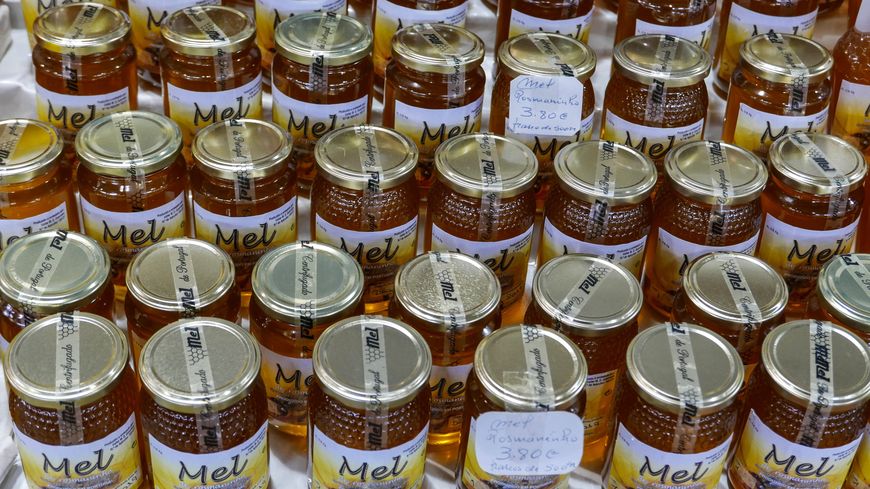 Des pots de miel sur un marché en Algarve, au Portugal.