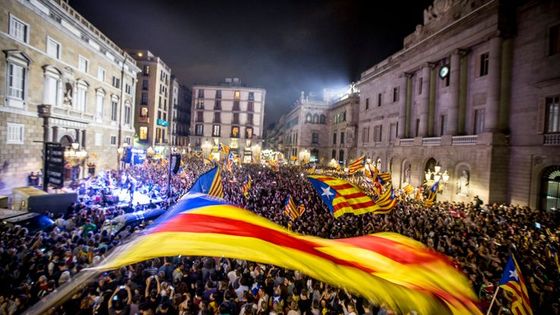 Les rues de Barcelone hier soir après l'annonce de l'indépendance par le parlement catalan ©AFP - ALBERT SALAMÉ / NOTIMEX
