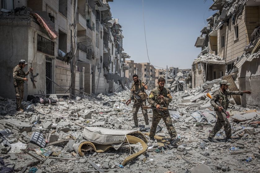 Soldats des Forces démocratiques syriennes (FDS) dans les décombres de Raqa