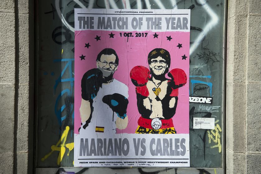 Affiche montrant le premier ministre espagnol Mariano Rajoy (g) et le président catalan Carles Puigdemont (d)