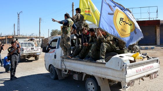 Les combattants des Forces démocratiques syriennes passent autour du rond-point d'Al-Na'im, dans le centre de Raqqa, en Syrie, le 18 octobre 2017. Le rond-point était utilisé par l'Etat islamique pour effectuer des exécutions publiques. ©Maxppp - YOUSSEF RABIH YOUSSEF/EPA