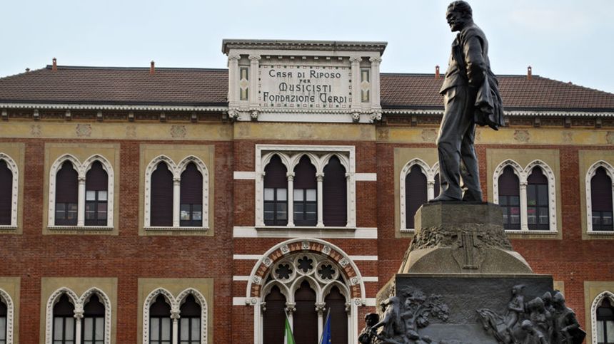 La Casa Verdi accueille aujourd'hui près de 80 musiciens retraités, dans le même bâtiment voulu par le compositeur et construit par l'architecte Camillo Boito à la fin du XIXe.