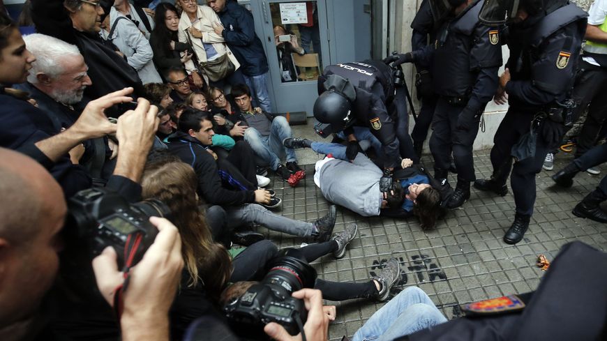 Plusieurs dizaines de personnes ont été blessées dans les assauts de la police pour empêcher le vote