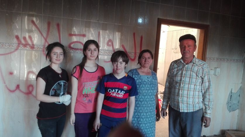Dans le salon de la maison d'Isaac, à Batnaya, l'Etat islamique a couvert les murs de slogans