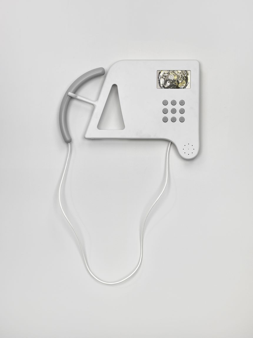 Splendid Isolation, 2015, résine coulée, composants vidéo et téléphonique, 36.5 x 49.2 x 5.7 cm (téléphone), 89.9 x 49.2 x 5.7 cm (ensemble), courtoisie de l’artiste et de Metro Pictures (New York) ; Kamel Mennour (Paris/Londres) ;