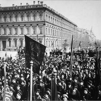 Révolution russe de 1917 : manifestation de marins en 1917à Petrograd.