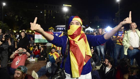Une manifestante pro-indépendance à Barcelone le soir du référendum d'auto-détermination pour l'indépendance (01/10/17) ©AFP - JOSE JORDAN