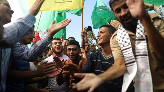 Des Palestiniens célèbrent l'accord signé entre le Hamas et le Fatah (12/10/2017) ©AFP - MAHMUD HAMS