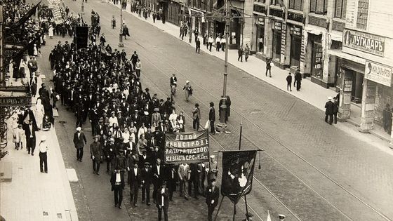 Révolution russe de 1917, manifestation juillet 1917, Petrograd. ©AFP - Photographie de Pyotr Adolfovich Otsup. Russian State Film and Photo Archive.