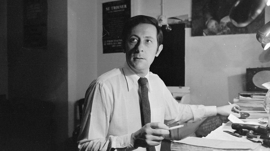 Jean Rochefort, cigarette à la main, dans une loge du Théâtre Antoine.