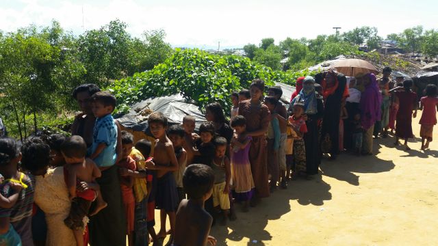 Dans la file d'attente d'un point de vaccination, dans le camp de Kutupalong. Les enfants sont les plus fragiles face au choléra.