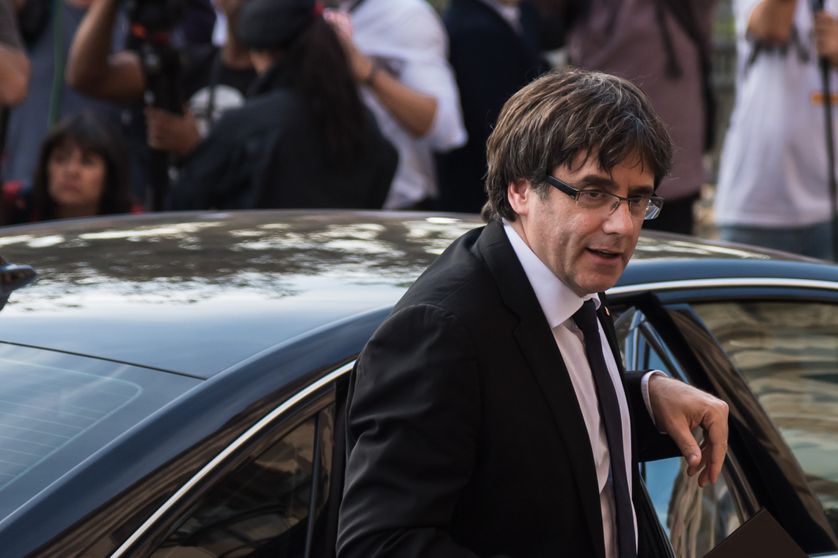 Carles Puigdemont, le président de la Généralité catalane, a promis à la fois d'"assumer le mandat" pour l'indépendance et d'en "suspendre les effets".