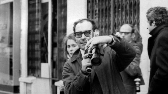 Caméra en mains, le cinéaste Jean-Luc Godard filme une manifestation à Paris le 6 mai 1968 ©AFP