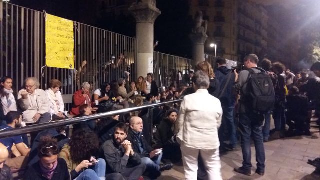 Chaîne humaine devant une école devenue bureau de vote