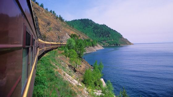Le Transsibérien passant sur le bord du lac Baïkal ©Getty - Wolfgang Kaehler