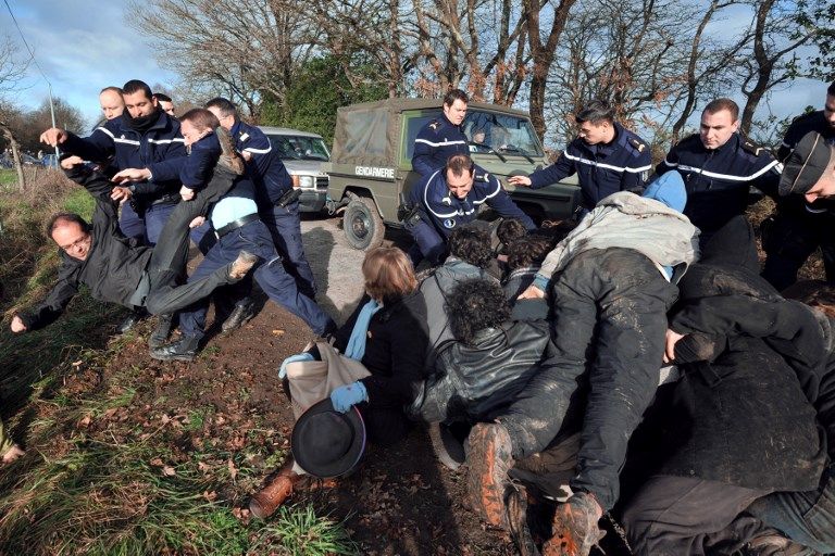 Des gendarmes s'opposent à des manifestants, 2012 à Notre-Dames-des-Landes