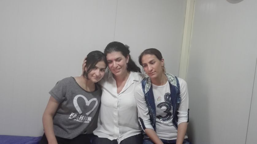 Nadjma et Nadjwa, deux anciennes esclaves de l'Etat islamique aujourd'hui soignées par Elise Boghossian (au centre) dans une clinique d'Elisecare