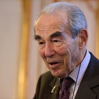 Robert Badinter lors de la conférence de presse pour la présentation de son rapport sur la réforme du code du travail le 25 janvier 2016 à Paris.
