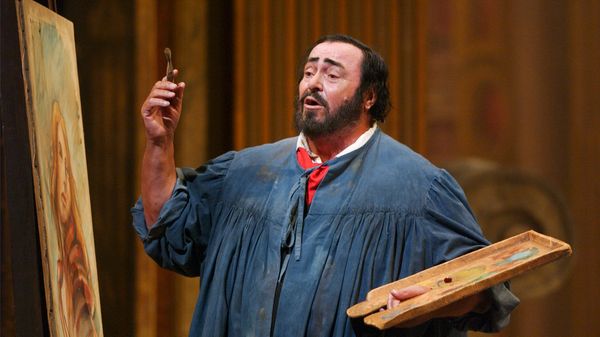 Pavarotti sur la scène du Met de New-York, en 2002, faignant de peindre pour le rôle de Mario Cavaradossi, dans l'opéra Tosca de Puccini