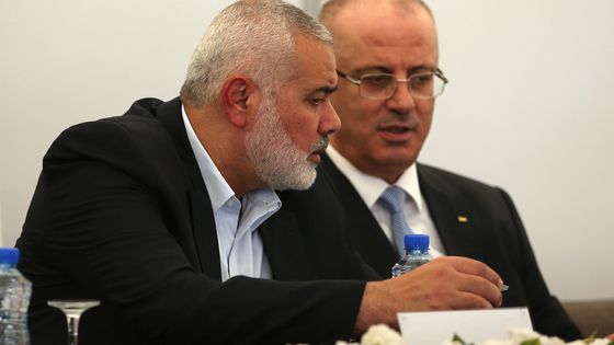 Le chef du Hamas, Ismaïl Haniyeh, (à gauche) avec le Premier ministre Palestinien, Rami Hamdallah, le 3 octobre 2017 à Gaza ©AFP - Mohammed Abed