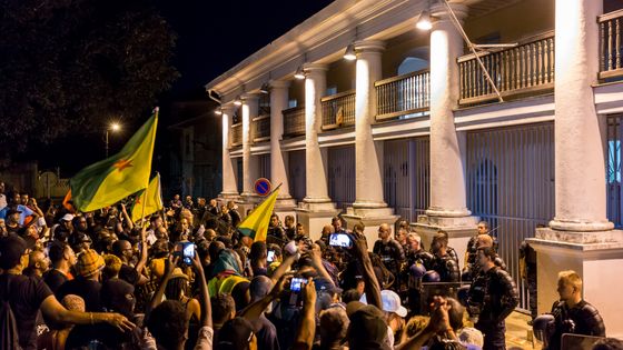 Près de 500 personnes se sont arrêtées devant la préfecture à Cayenne (Guyane), jeudi soir, à l'appel du collectif "Pour que la Guyane décolle" ©AFP - JODY AMIET