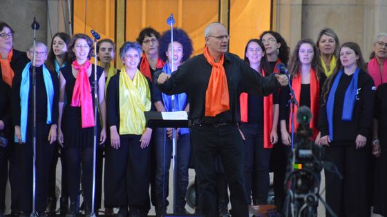 Le chef de chœur, Jean-Paul Baget, dirige une chorale à l'occasion de la 30ème Journée mondiale pour vaincre la pauvreté, organisée par ATD Quart Monde sur l'esplanade du Trocadéro en octobre 17, 2017 à Paris. ©AFP - CITIZENSIDE / ALPHACIT NEWIM / Citizenside