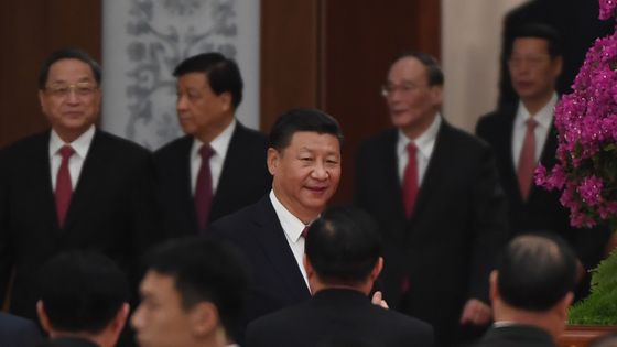 Xi Jinping avec les membres du Comité central du Parti communiste à Pékin le 30 septembre 2017 ©AFP - GREG BAKER