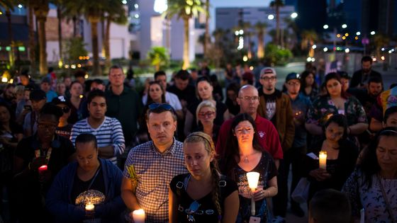 Des centaines de personnes se sont rassemblées lundi soir pour une veillée à Las Vegas ©AFP - DREW ANGERER / GETTY IMAGES NORTH AMERICA