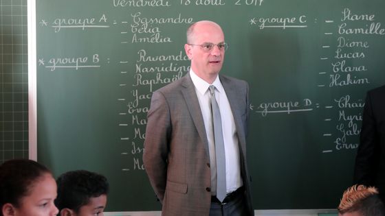 Jean-Michel Blanquer dans une école primaire à Saint-Denis de la Réunion ©AFP - Richard BOUHET
