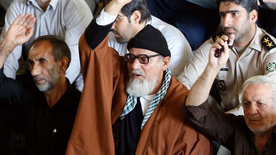 Lors de la prière de ce vendredi 13/10/17 des croyants iraniens lancent des slogans anti-américains ©AFP - STR / AFP