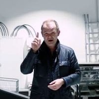 François-Xavier Roth nous apprend à diriger, en quelques secondes.