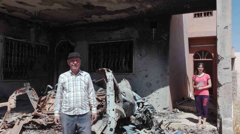 Isaac, un agriculteur chrétien de Batnaya découvre sa maison incendiée