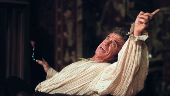 Jean-Paul Belmondo est Kean, dans l'adaptation par Jean-Paul Sartre de la pièce de Dumas, le 22 février 1987 au Théâtre Marigny. ©AFP - Michel Gangne / AFP