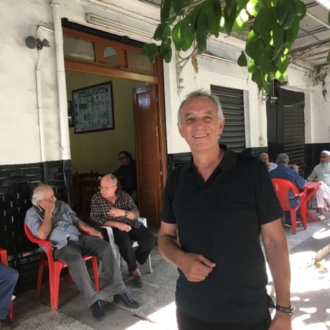 Jacques Ferrandez dans le quartier Belcourt à Alger