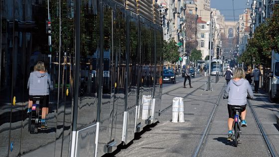 Une cycliste roulant à côté d'un tramway à Marseille, 24/01/2017 ©AFP - BORIS HORVAT / AFP