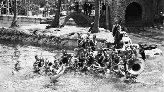 Jazz Orchestra Playing in Venetian Pool (Florida) ©Getty - Betmann