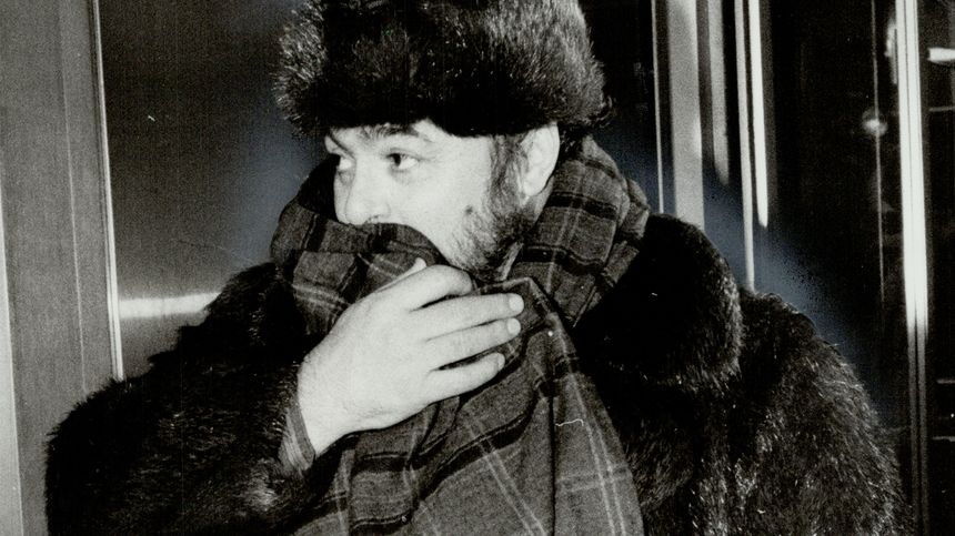 Après ce malheureux épisode grippal, Pavarotti devient très vigilant : il ne sort plus que paré d'un chapeau et emmitouflé dans son écharpe. Ici à l'aéroport de Toronto en 1982.