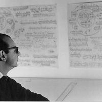 André Boucourechliev devant la partition d'Archipel I (1967)