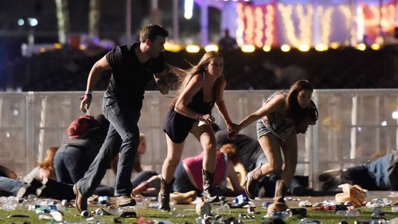 Des spectateurs fuient les lieux de la fusillade, lors d'un concert de musique country à Las Vegas ©AFP - DAVID BECKER / GETTY IMAGES NORTH AMERICA / AFP