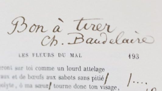 Photo du bon à tirer du poème "Les fleurs du mal" annoté. ©AFP - KENZO TRIBOUILLARD