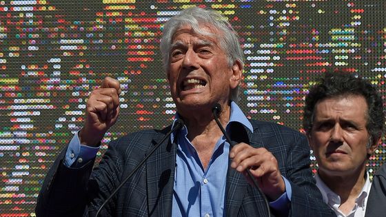 L'écrivain péruvien, Prix Nobel de littérature s'est mobilisé ce 09/10/17 en soutien aux partisans de l'unité de l'Espagne. Il s'exprime à Barcelone devant une foule de plusieurs centaine de milliers de personnes ©AFP - JORGE GUERRERO