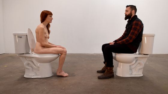L’artiste conceptuelle et comedienne Lisa Levy, dans une performance intitulée “The Artist Is Humbly Present”. ©AFP - TIMOTHY A. CLARY