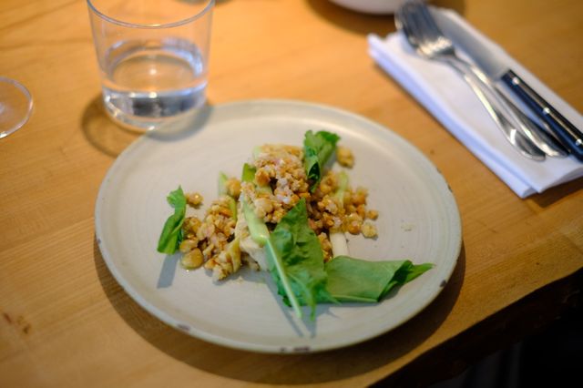 Poitrine d'agneau et betterave blanche, condiment à la levure