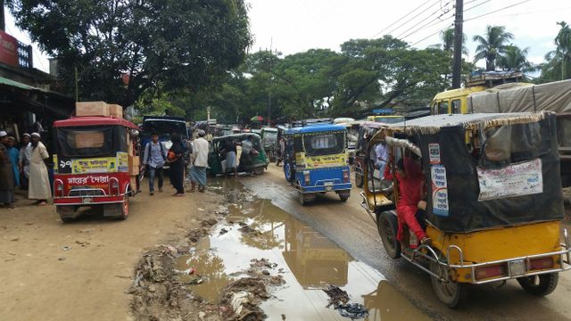 Les routes du Bangladesh, embouteillées, cabossées et boueuses quand vient la pluie, ne facilitent pas le travail des ONG