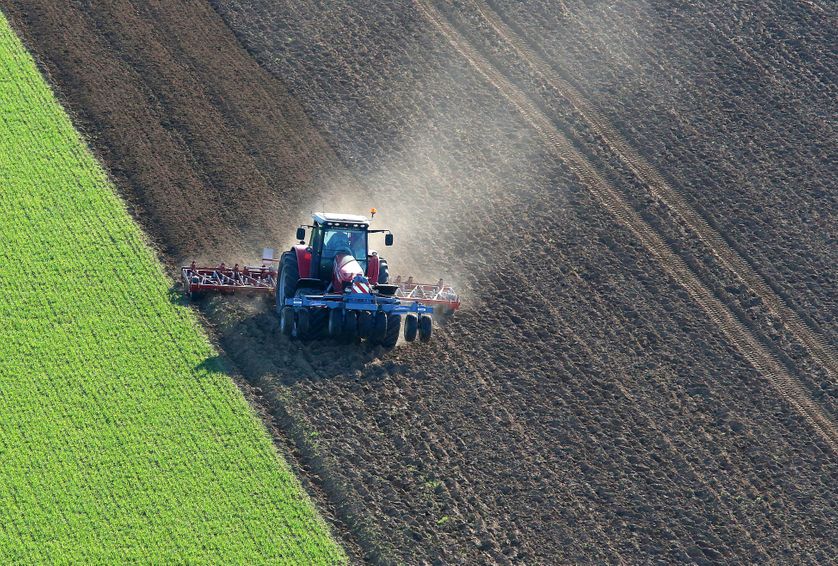 Vue aérienne montrant un tracteur semant des grains dans un champ de céréales, le 25 mars 2017, à côté de Laon, France.