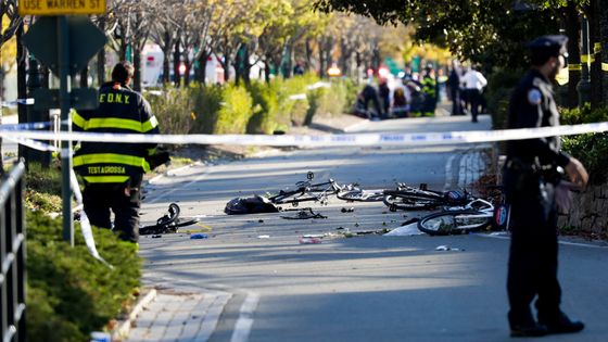 Il était un peu plus de 15h heure de New York quand le chauffeur d'une camionnette a fauché des cyclistes et des piétons avant d'être arrêté à l'issue d'une fusillade ©Maxppp - Justin Lane / EPA