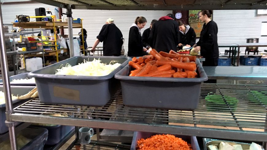 Dans le hangar des associations où une dizaine de bénévoles préparent chaque jour 2 500 portions
