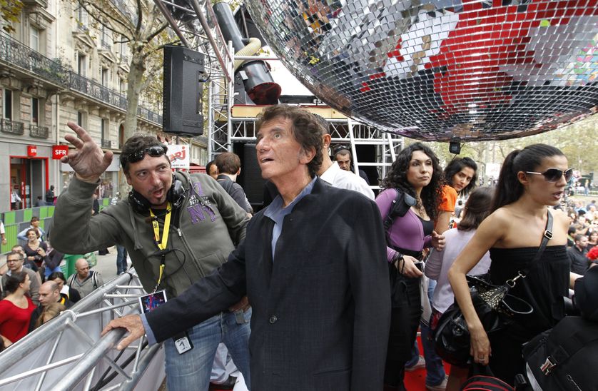 L’ancien ministre de la Culture Jack Lang, sur un char durant la 13ème édition de la Techno Parade le 17 septembre 2011, à Paris.
